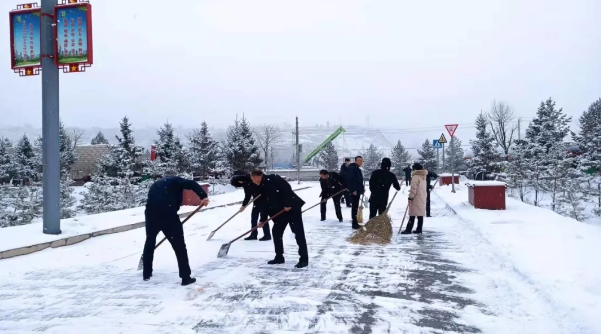 文明創(chuàng)建我先行——市產(chǎn)投集團(tuán)組織員工開展積雪清掃活動(dòng)(圖2)